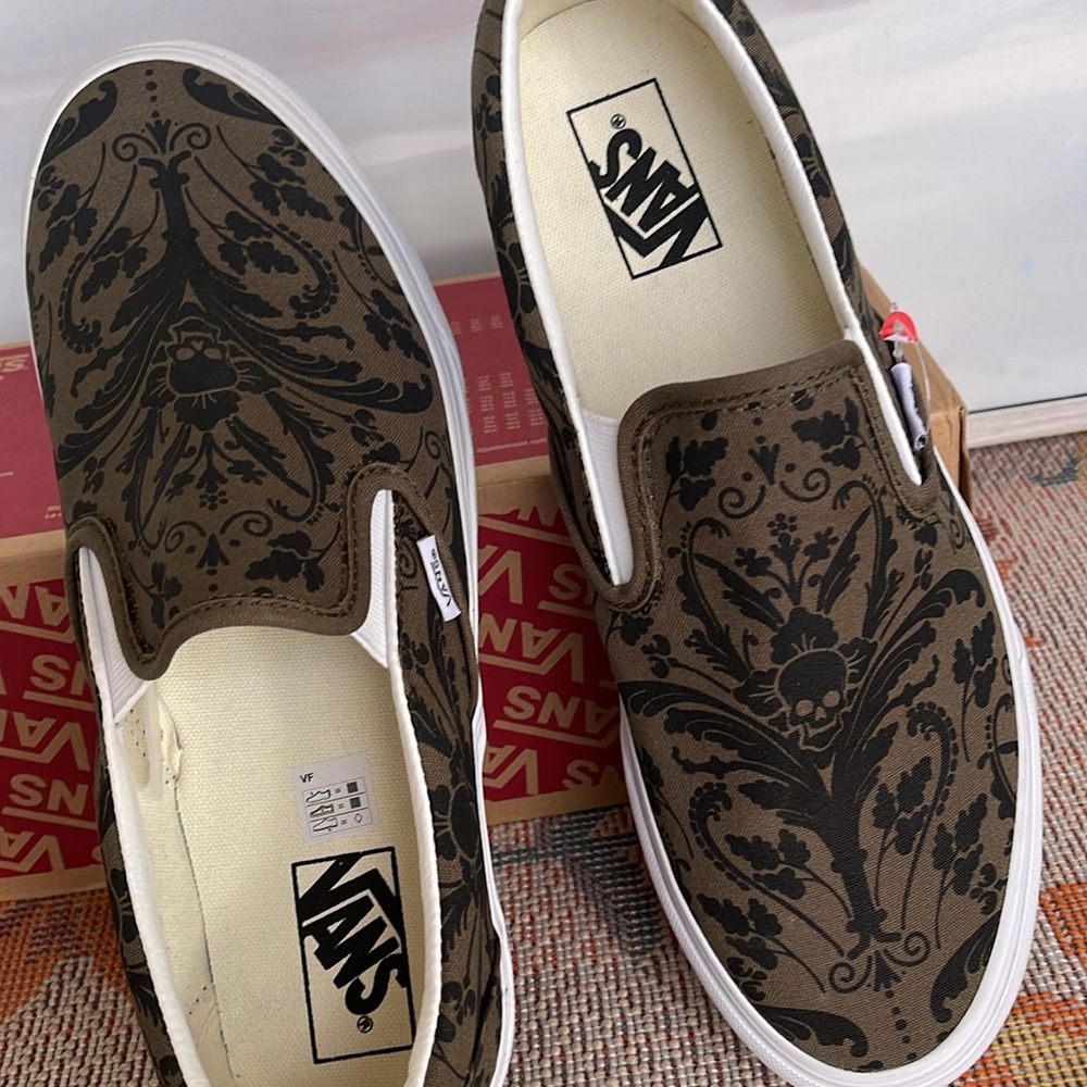 Vans WMNS Classic Slip-On
Skull Tapestry Grape Leaf
VN0A5A080FI
Sneakers - Picture 13 of 16